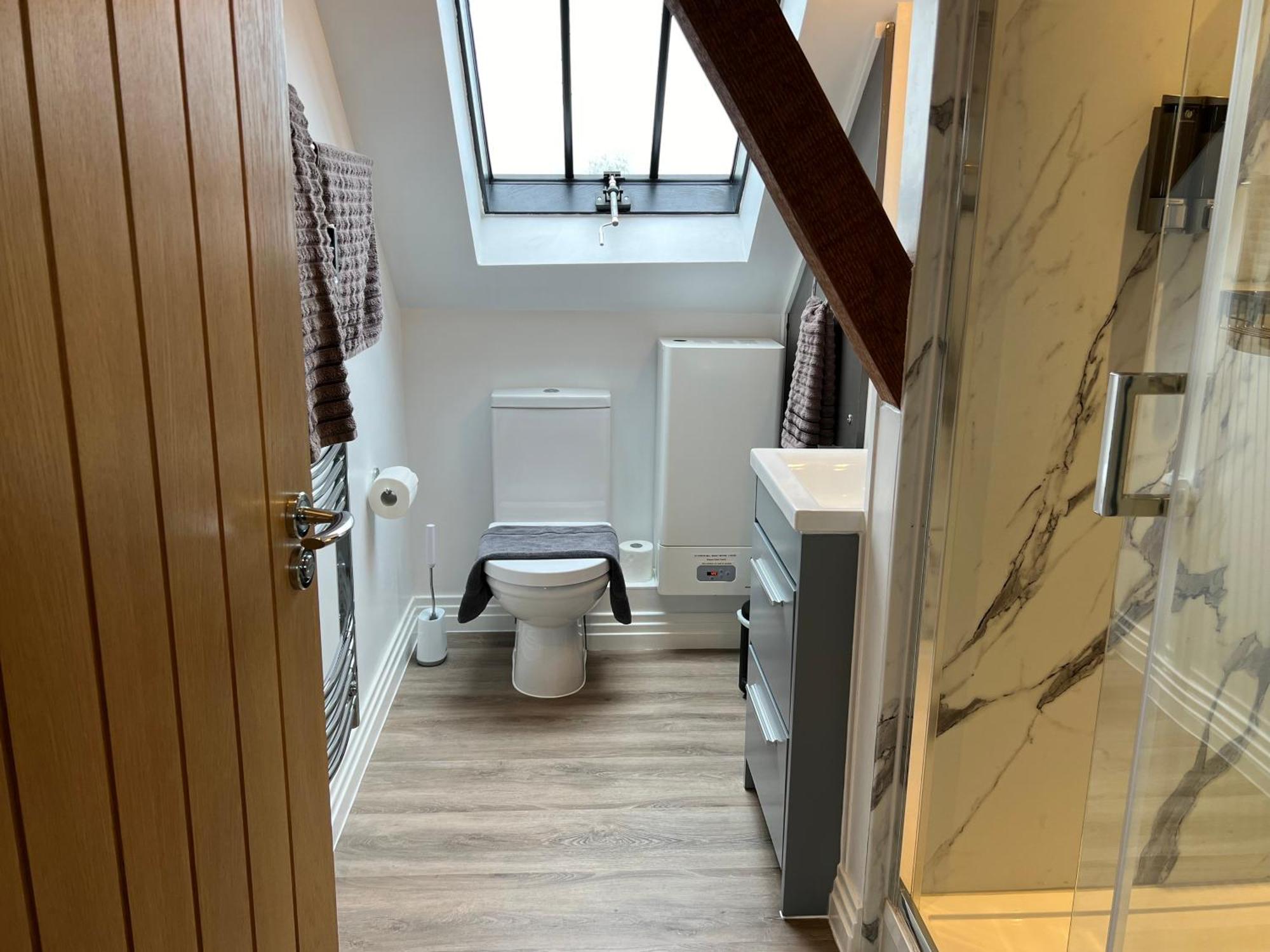 Glastonbury Secret Retreat - 1 Bd Split-Level Apt, Sleeps 3 מראה חיצוני תמונה