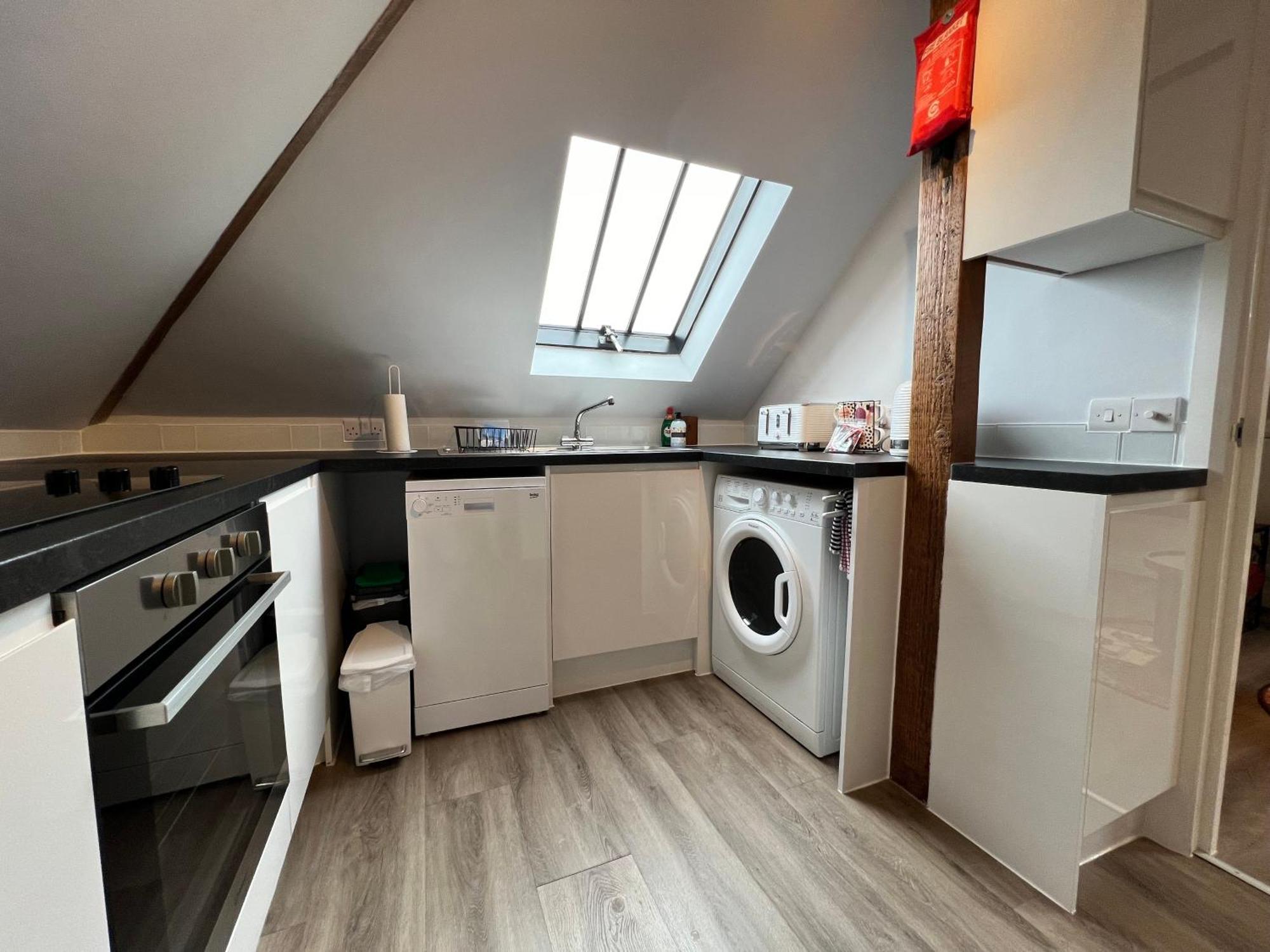 Glastonbury Secret Retreat - 1 Bd Split-Level Apt, Sleeps 3 מראה חיצוני תמונה