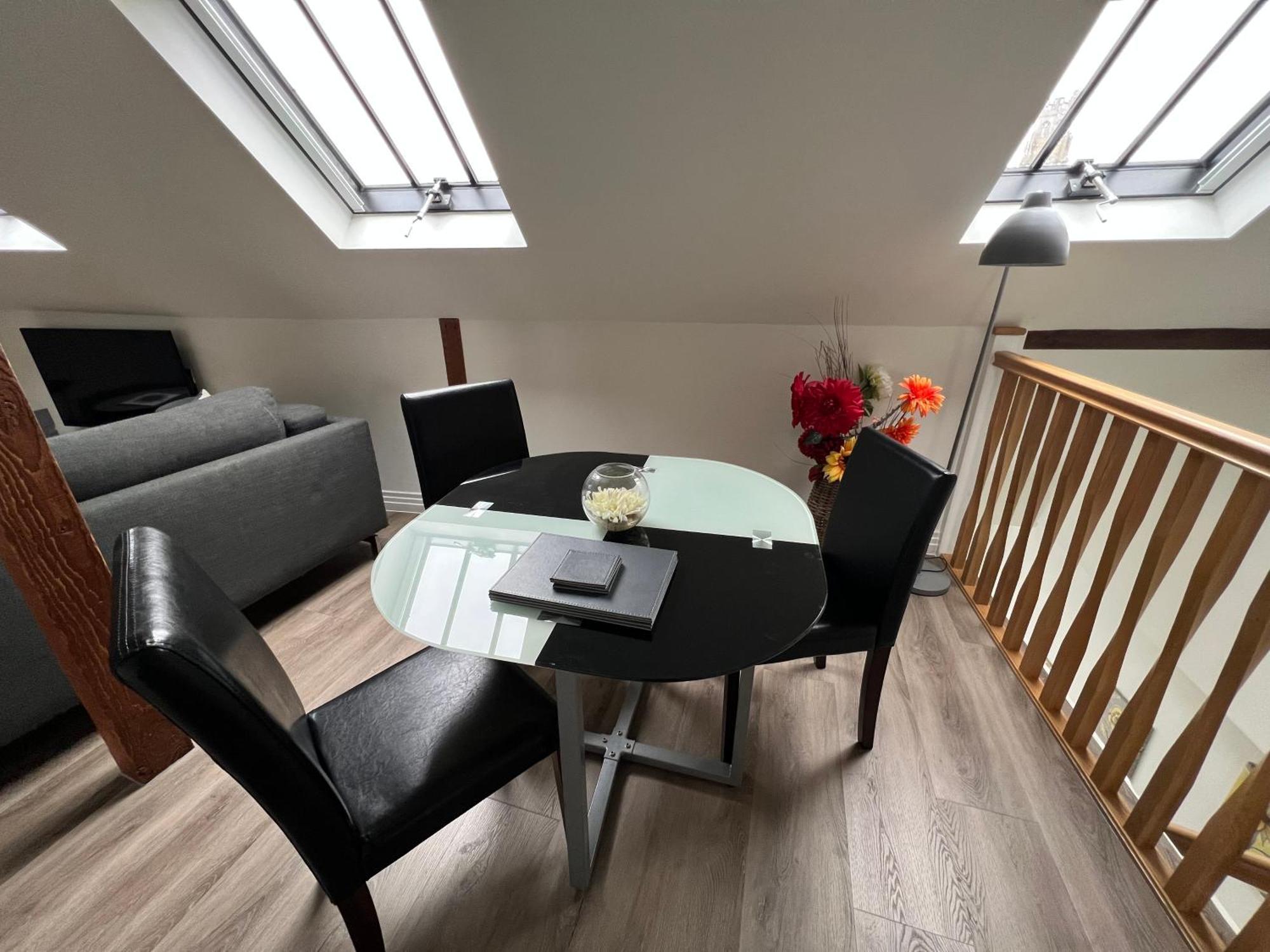 Glastonbury Secret Retreat - 1 Bd Split-Level Apt, Sleeps 3 מראה חיצוני תמונה