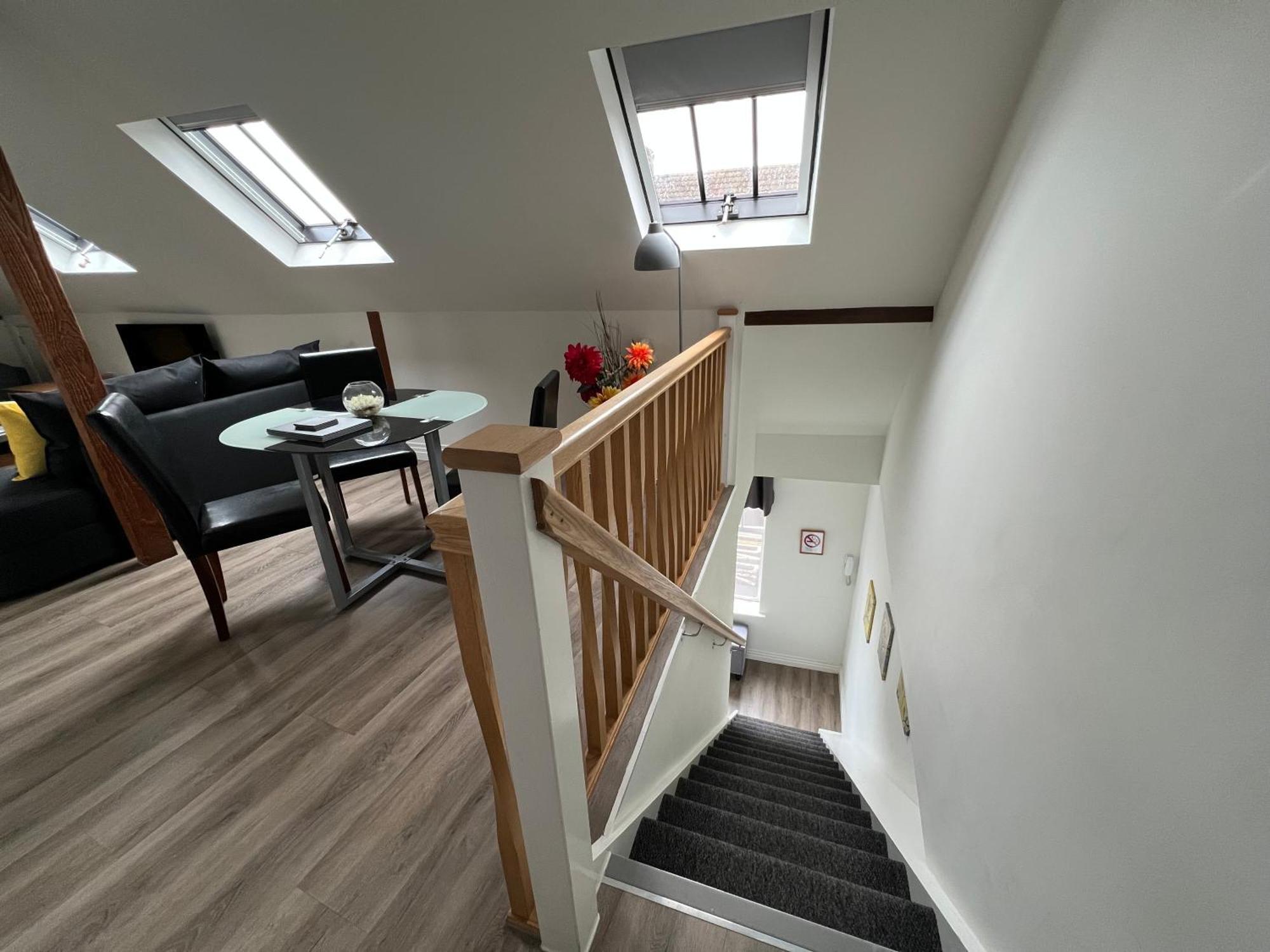 Glastonbury Secret Retreat - 1 Bd Split-Level Apt, Sleeps 3 מראה חיצוני תמונה