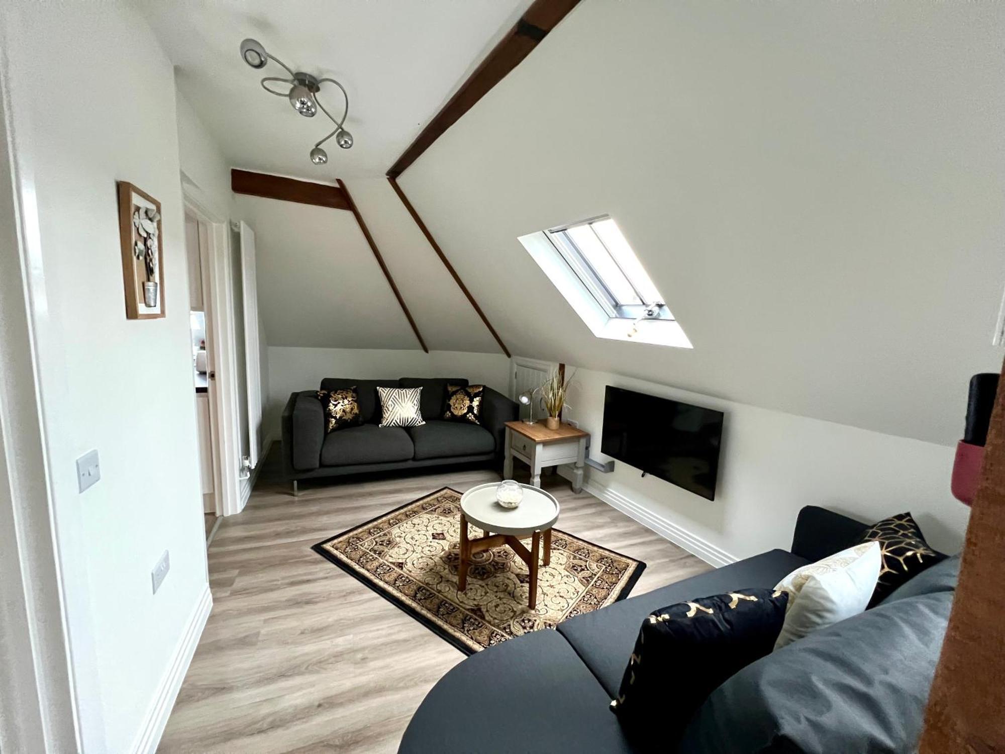 Glastonbury Secret Retreat - 1 Bd Split-Level Apt, Sleeps 3 מראה חיצוני תמונה